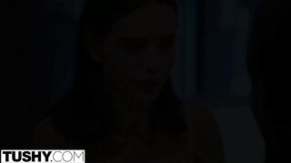 Lana Rhoades seggét egy néger manus kúrja