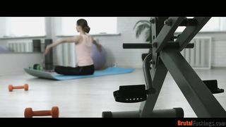 Jogázó tini csajt kúrel popsiba az edő