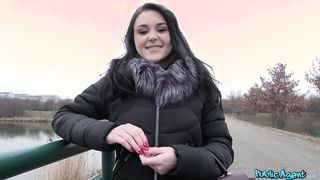 Orosz tini hölgyemény pénzért baszik