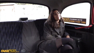 Fake Taxi - Aysha a izgató olasz tini hölgyemény