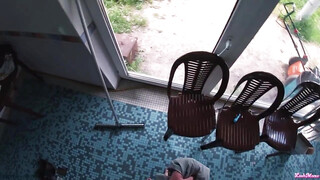 Tetovált orosz tini kisasszony a medencénél közösül