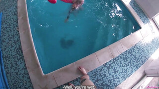 Tetovált orosz tini kisasszony a medencénél közösül