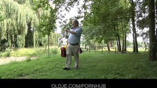 Oldje - Vén csávó reszeli a tini csajszit
