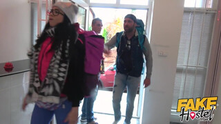Fake Hostel - Brazil lány a pasija előtt dug