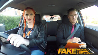 Fake Driving School - debella kisasszony alig fér el a autóban