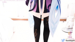 Cosplay-es nőci lábbal kefél és aztán őt döngetik