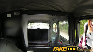 FakeTaxi izgató vörös hölgyemény extra kannákkal