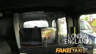FakeTaxi világos szőke hölgyeményt nem nagyon zavarja az idősebb örömrúd