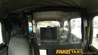 FakeTaxi kanos hölgyeményt meglepetés éri a hátsó ülésen