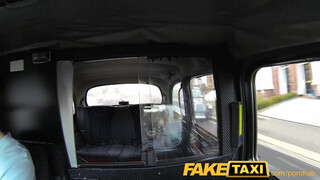 FakeTaxi szexy hölgyemény engedi hátsó bejáratba is