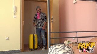 Fake Hostel szűk pinájú olasz csajszi és kettő bájdorong