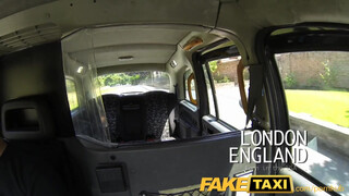 FakeTaxi amerikai félvér nőci kefélni akar