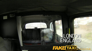 FakeTaxi - telt fekete hajú kisasszony pénzért mindent bevállal