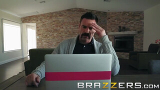 Brazzers - a kicsike ártatlan tini idősebb farkat kíván