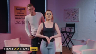 Brazzers - Ella Hughes muffjában a hatalmas dárda