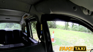 FakeTaxi még a sofőr seggét is kinyalja a hölgyemény
