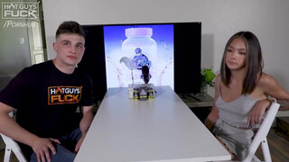 Tini pici csöcsű csajszi és a tetovált csávó - Hot Guys Fuck