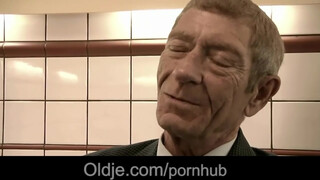 Magyar pornósztár spiné dug idős sráccal - Oldje