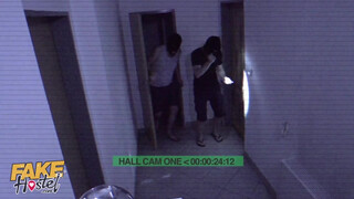Tini nőcit kúrnak a rabló srácok - Fake Hostel