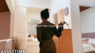 ADULT TIME - Ázsiai tini lány a fürdőben peckezik