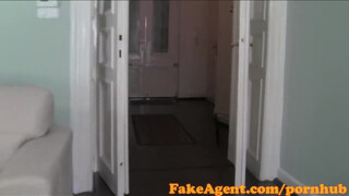 FakeAgent rettentő aranyos tini spiné és a szűk pici puncikája
