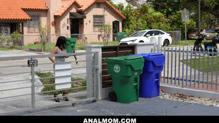 Nadia White fiatal manussal baszik - Anal mom