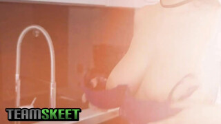 TeamSkeet - bögyös debella spiné és a pici faszi esete