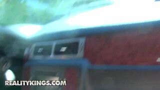 Reality Kings - Dani Daniels és Abigail Mac a autóban nyalakodnak