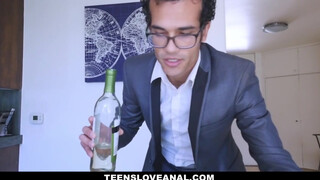 Teens Love anal - gyönyörű kisasszony felkínálja a picsáját