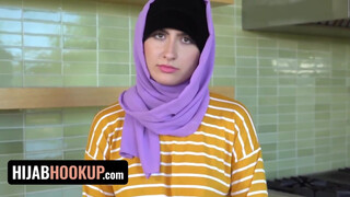 Hijab Hookup - hatalmas seggű picsa és a nevelő apukája