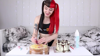 Ez a lány beleül meztelen fenékkel egy tortába