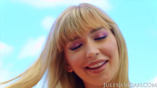 Jules Jordan - Marykate Moss a fullos világos szőke lány