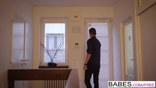 Babes - Paula Shy a méretes kannás spiné