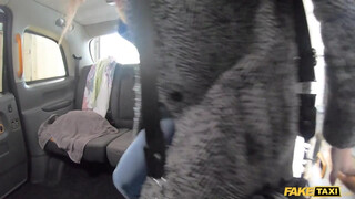 Fake Taxi - Kicsike csöcsű fiatal bige lovagol