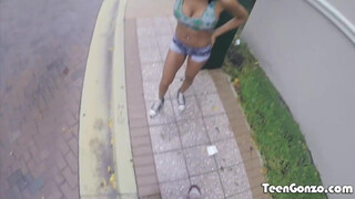 TEENGONZO - Anya Ivy a izgató hatalmas csöcsű barna csaj
