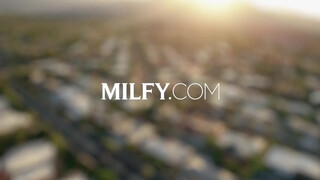 MILFY - Savannah Bond hatalmas farokkal análba kefélve