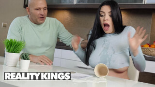 REALITY KINGS - Kira Queen a szomszéd krapekkal baszik