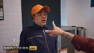BRAZZERS - Irodai fullos Cameron Cohen sarokba szorítja a takarítót, Jordit, és lenyeli a nagy farkát