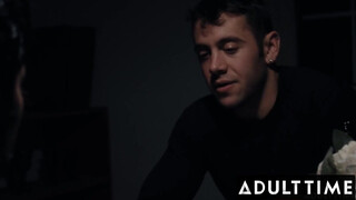 ADULT TIME - Kanos ex-fegyenc végre beteljesül a fullos sztriptíztáncosnő, Kenna James karjaiban
