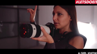 Shalina Devine és Talia Mint hatalmas fenekű román leszbi elcsábítja hetero kisasszonyt