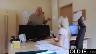 Vén - Épp most lett 18 éves és megdugja egy ráncos idős férfi, pina dugást kap