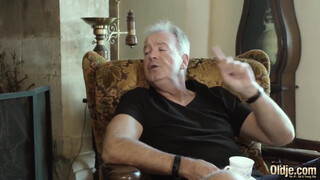 A szexy és kanos tini arra kéri mostohanagypapáját, hogy kúrja meg a punciját kutyapózban alaposan