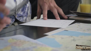 Fullos kisasszony rendesen bekúrva vén férfi által, aki a torkába élvez