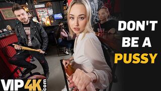 Bátor világos szőke pornószínész döngeti idegen krapekot a bárban