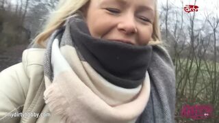 Forró tini kisasszony kerékpáron dörzsöli lucskos puncáját