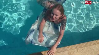 Emma wolf a tüzes bige aki a medencében szexel vadul