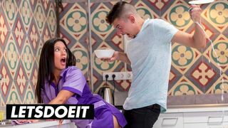A fullos szobalány Jade Presley kitakarít és cumizza a méretes faszkat a forró szálláson