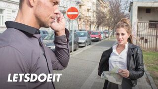 Lenyűgöző turista Silvia Dellai mélyen bekúrva egy helyi hapsi által