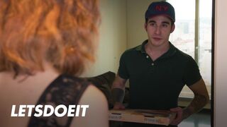 Megcsaló pina Arian Joy először a barátját baszogatja, aztán a kézbesítő pasi megdugja jól