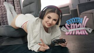 Pici tini csajszi Aria Banks elkapja magas mostohabátyját Chris Epicet, aki a szobájában kézimunkázza a pöcse